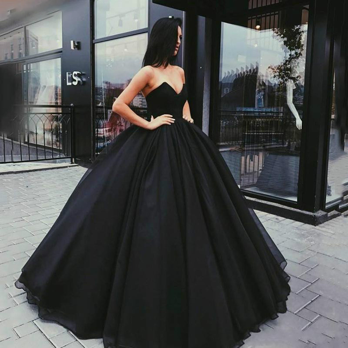 2024 Simple Black Wedding Dresses Gothic V-neck Strapless Bridal Bride Dress