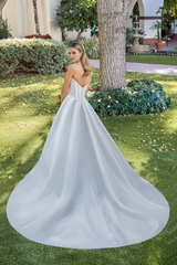 A-shaped heart-shaped neckline tight corset and floor length wedding dress
