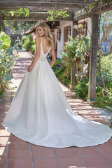 Heart collar embroidered lace bead and floor length wedding dress