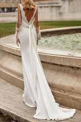 Unique satin fit V-neck thin shoulder strap lace decal wedding dress