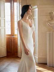 Elegant fish tail V-neck sleeveless ultra long lace wedding dress