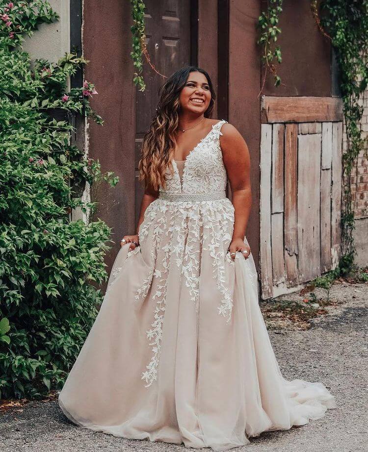 2024 Ivory Plus Size Prom Dresses Lace A-Line V-Neck Evening Dress Appliques Beads