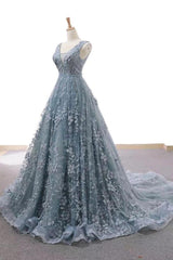 V-neck Appliques Lace Wedding Dresses with Chapel Train