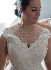 Open Back Tulle Floor-Length Lace V-neck Wedding Dress