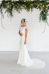 Aimishang Elegant Bateau Neck Lace Cap Sleeve Sheath Satin Chiffon Dress With Cowl Back