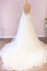 Attractive Sweetheart A-Line Tulle Wedding Dress with Spaghetti Straps