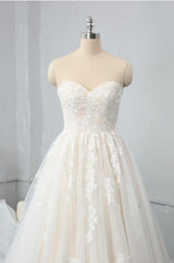 Chic Sweetheart Backless Wedding Dress with Lace Appliques