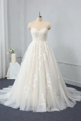 Chic Sweetheart Backless Wedding Dress with Lace Appliques