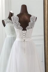 Elegant A-line Jewel Wedding Dress with Tulle and Appliques Lace