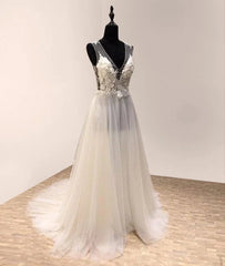 Impressive V-neck Sleeveless Sweep Train Tulle Wedding Dress with Appliques