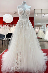 Ivory Tulle A-line Strapless Wedding Dress With Appliques Lace