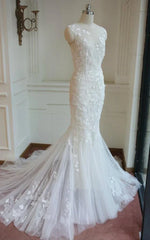 Mermaid Sleeveless Lace Appliques Covered-Button Tulle Wedding Dress