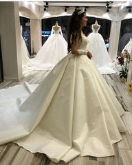 Modern Long Sleeves Sweetheart Wedding Dress with Appliques