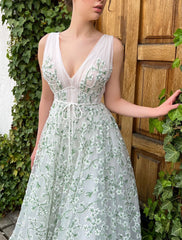A-Line Evening Gown Floral Dress Wedding Sweep / Brush Train Sleeveless V Neck Tulle with Strappy