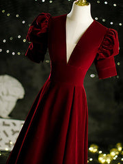 A-Line Mother of the Bride Dress Vintage Elegant V Neck Sweep / Brush Train Velvet Short Sleeve