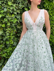 A-Line Evening Gown Floral Dress Wedding Sweep / Brush Train Sleeveless V Neck Tulle with Strappy