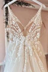 Spaghetti-Straps V-neck A-Line Backless Wedding Dress with Tulle Appliques Lace