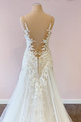 Stunning Sweetheart A-Line Wedding Dress with Spaghetti-Straps and Appliques Lace
