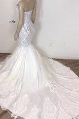 Stunning Sweetheart Mermaid Wedding Dress with Lace Appliques