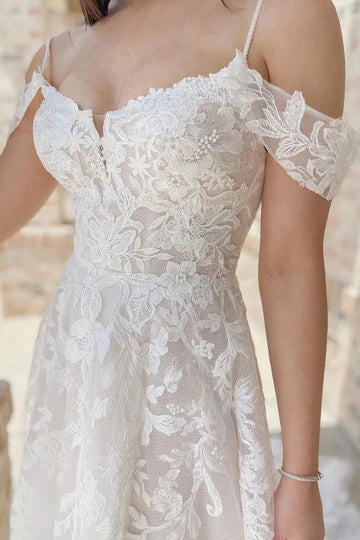 Une ligne de robe de mariée en dentelle blanche cassée