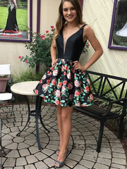 Glamorous V-neck A-line Homecoming Dresses Short Floral Black Cocktail Gowns    cg21673