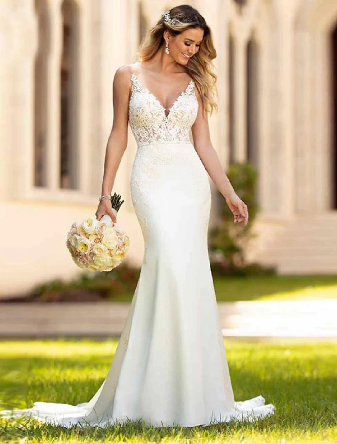 Engagement Open Back Sexy Formal Wedding Dresses Mermaid / Trumpet V Neck Sleeveless Court Train Lace Bridal Gowns With Appliques
