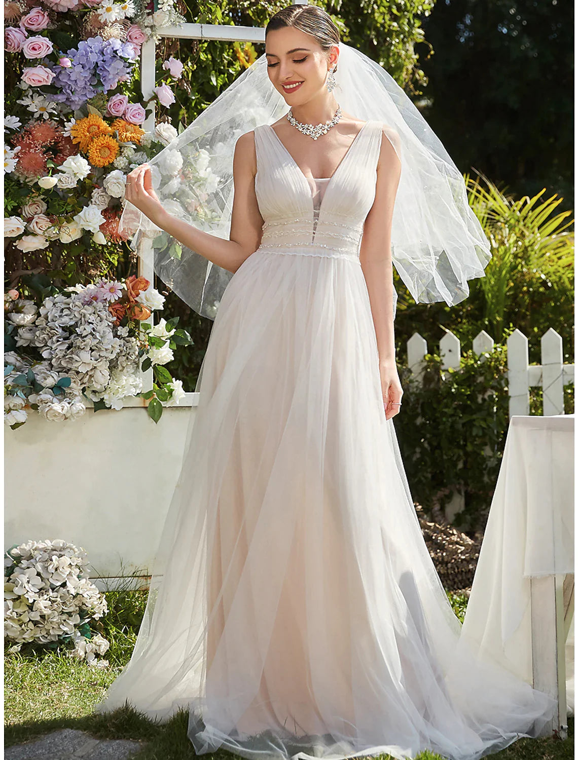 Beach Casual Wedding Dresses Sweep / Brush Train A-Line Sleeveless V Neck Tulle With Lace Embroidery